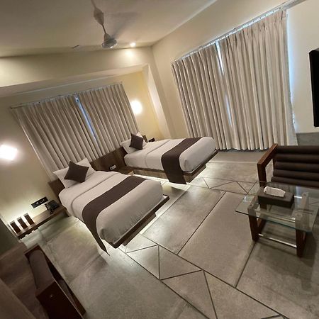 De Glance Hotel สุรัต ภายนอก รูปภาพ