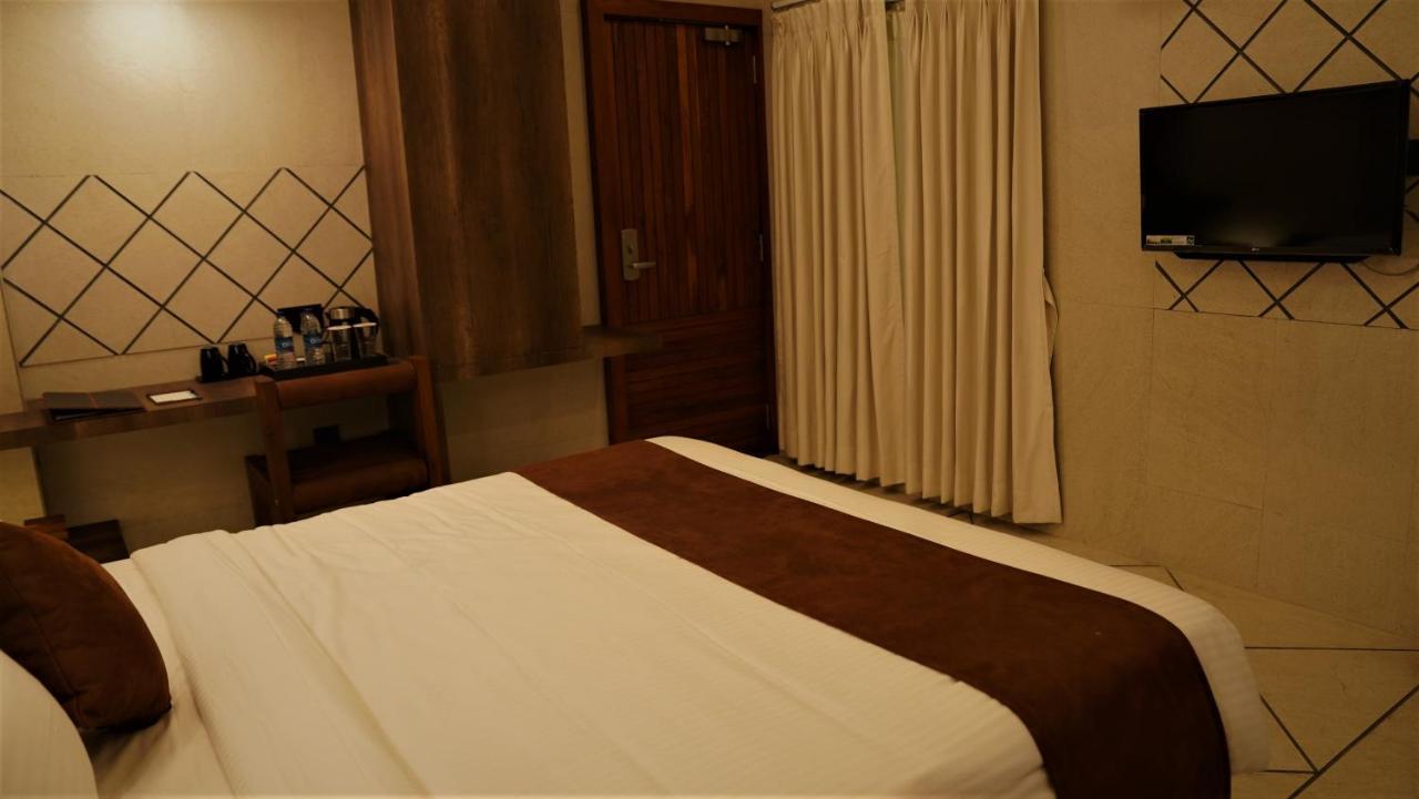 De Glance Hotel สุรัต ภายนอก รูปภาพ