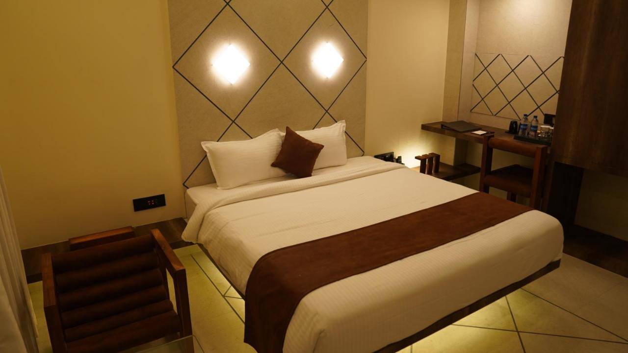 De Glance Hotel สุรัต ภายนอก รูปภาพ