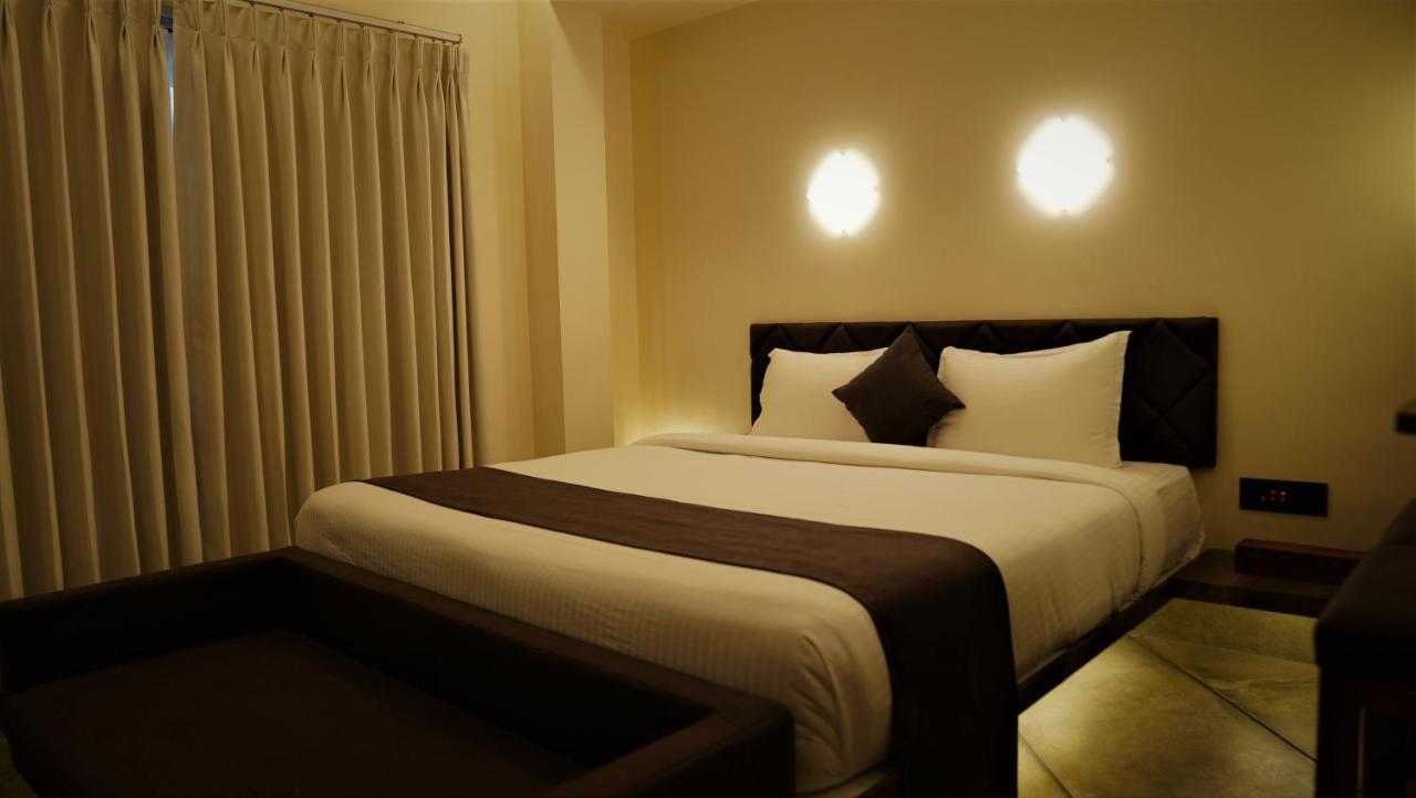 De Glance Hotel สุรัต ภายนอก รูปภาพ