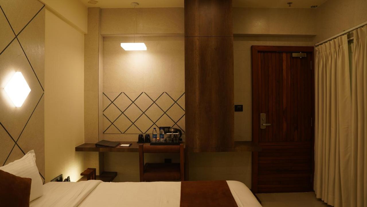 De Glance Hotel สุรัต ภายนอก รูปภาพ