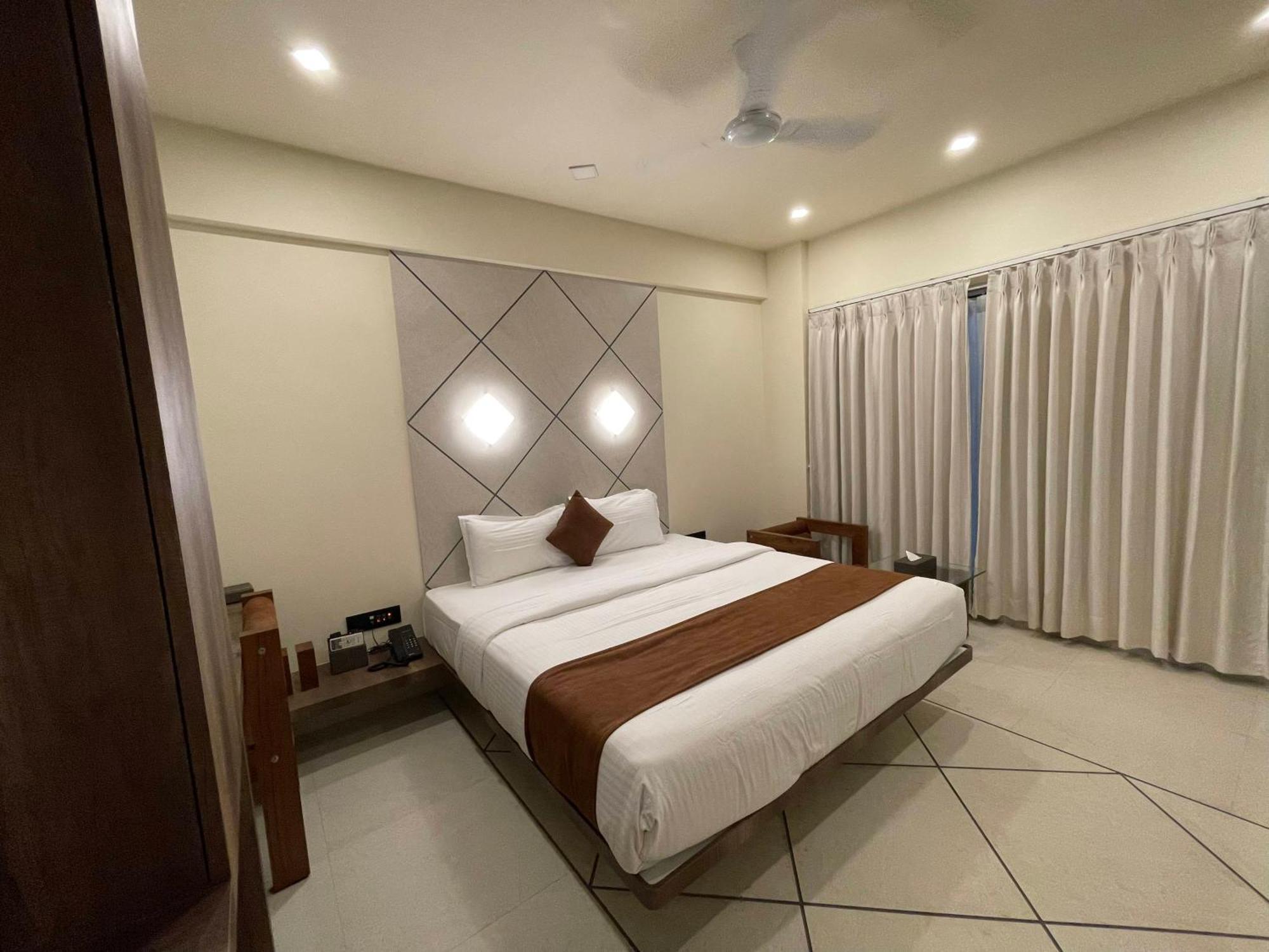 De Glance Hotel สุรัต ภายนอก รูปภาพ