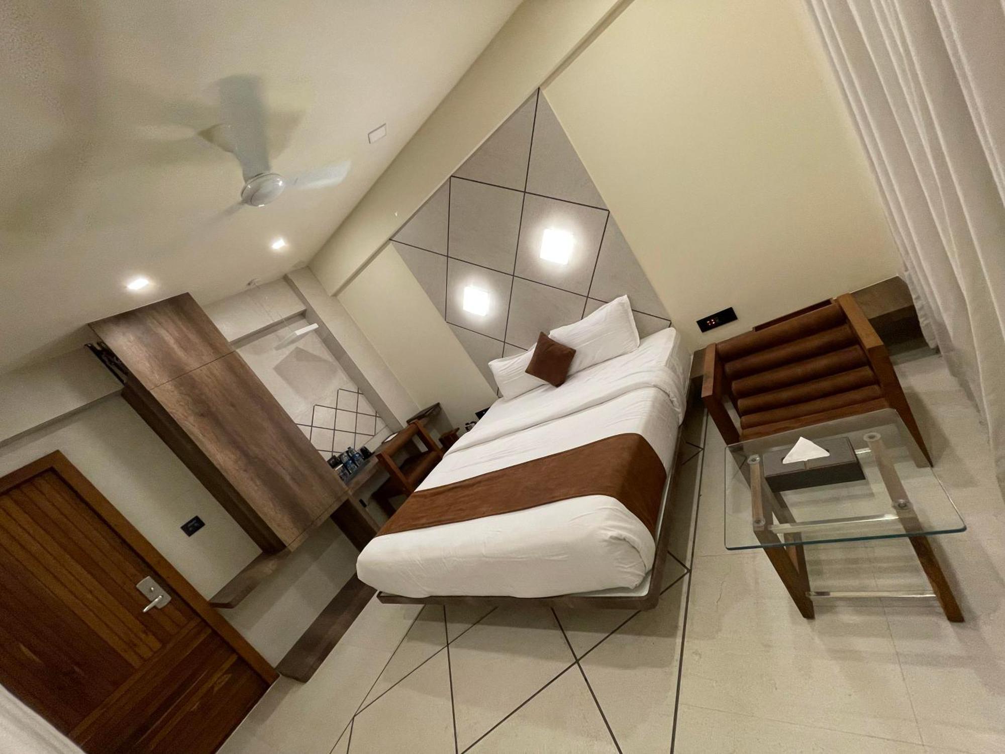 De Glance Hotel สุรัต ภายนอก รูปภาพ